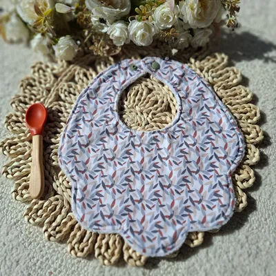 Bavoir forme fleur motifs grain de riz